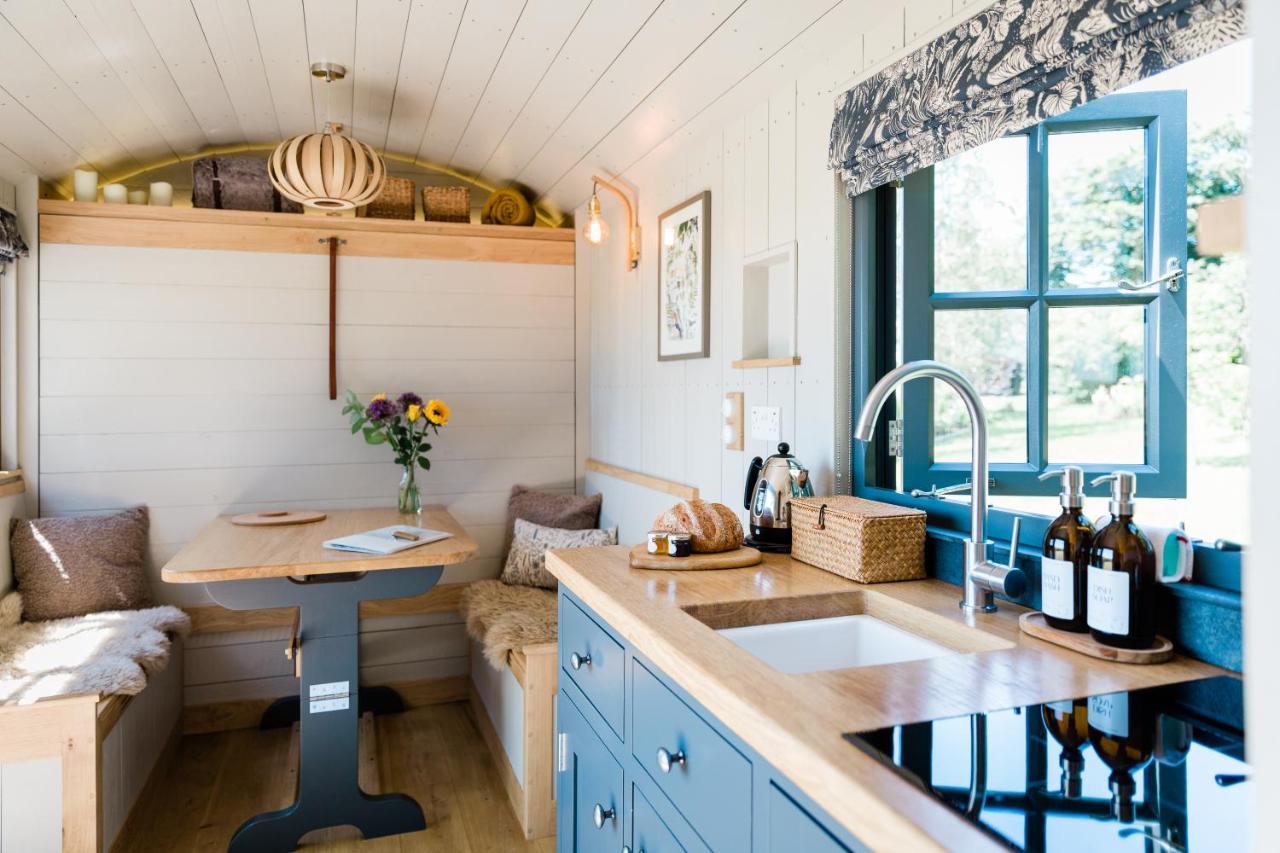Boutique Cornish Shepherd'S Hut With Hot Tub Launceston Eksteriør billede